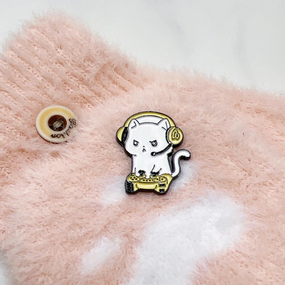Gamer Cat Enamel Pin - Picture 6 of 6